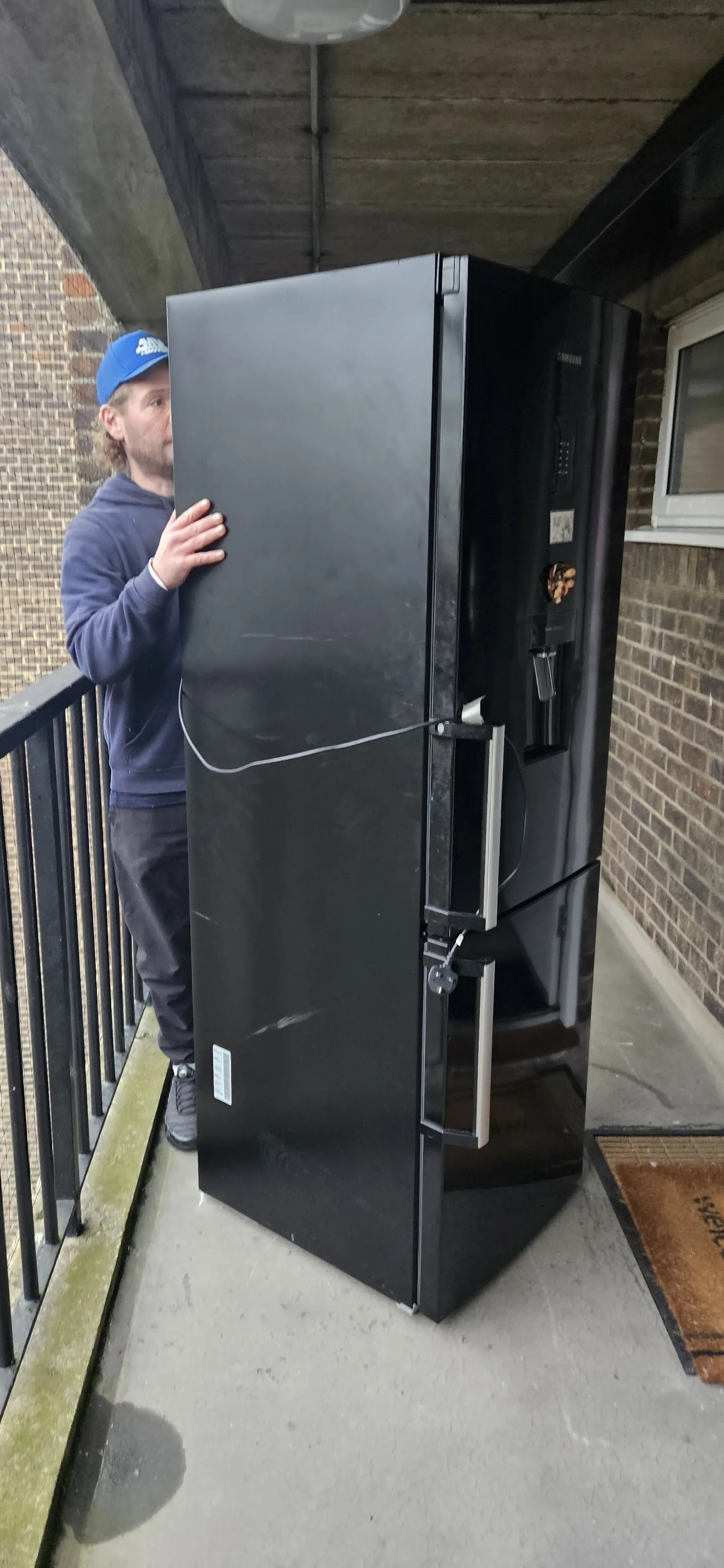 Fridge, stairs – American fridge on a narrow staircase – MV Movers Fridge, stairs – American fridge on a narrow staircase – MV Movers