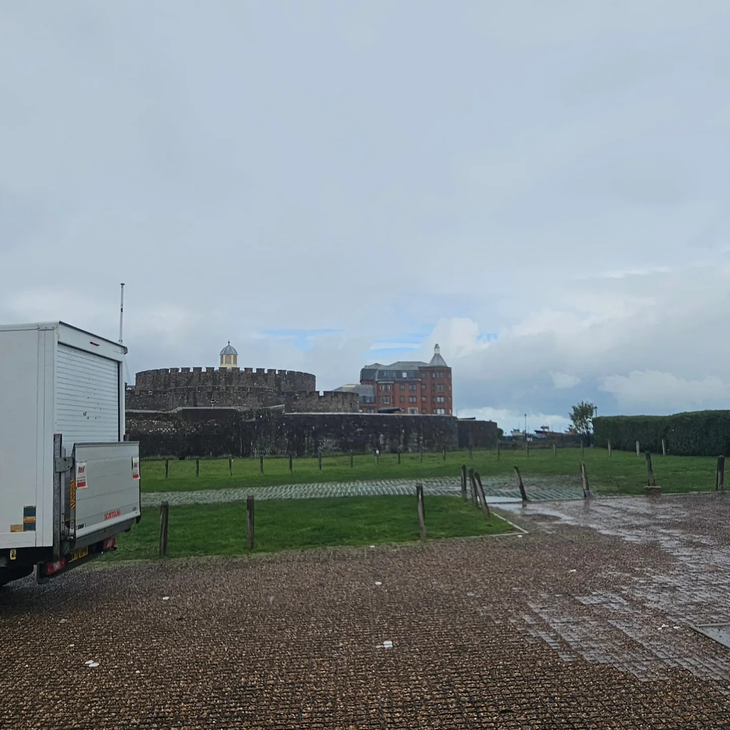 MV Movers Luton van parked at castle grounds on a long-distance move – Long Distance & European Removals West London MV Movers Luton van parked at castle grounds on a long-distance move – Long Distance & European Removals West London
