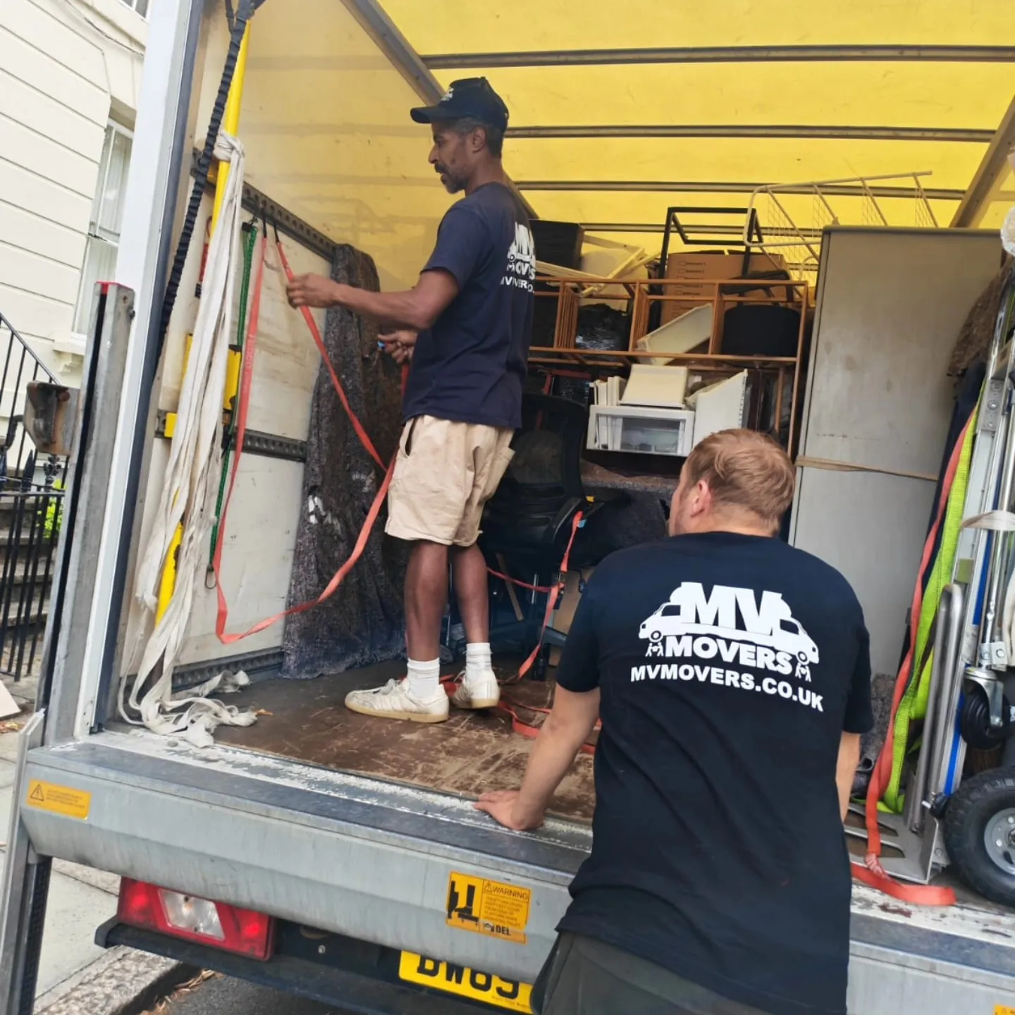 Tail-lift – Strapping the load – MV Movers Tail-lift – Strapping the load – MV Movers