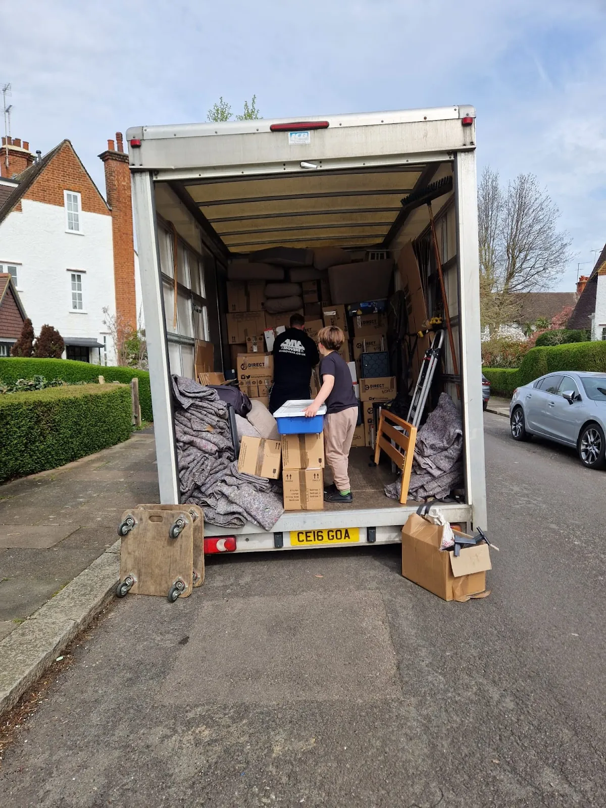 Suburban unload – Ramp down, crew in – MV Movers Suburban unload – Ramp down, crew in – MV Movers